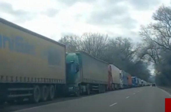 На КПП «Верхний Ларс» снова многокилометровые очереди из грузовиков (видео)